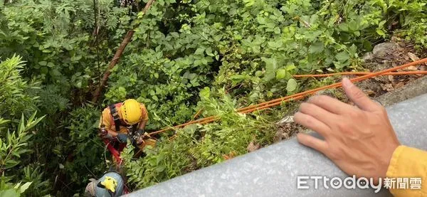 ▲救援人員先吊掛接觸騎士意識清醒，決定將騎士吊掛回路面。（圖／記者王兆麟翻攝，下同）