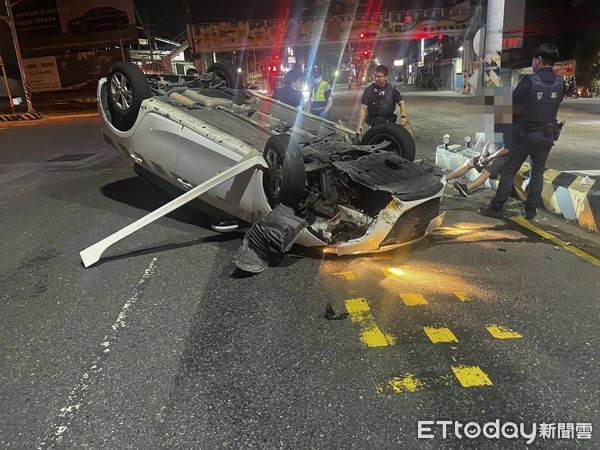 ▲毒犯見警巡邏開車翻覆。（圖／記者唐詠絮翻攝）