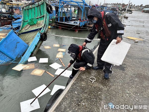 ▲▼港區無人駕駛貨卡滑行墜海後壓沈停靠港區2艘膠筏。（圖／第一二岸巡隊提供，下同）