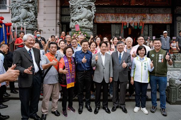 ▲▼民進黨總統參選人賴清德今（7日）在黨籍立委林淑芬陪同下，前往新北五股賀聖宮參香。（圖／賴清德競辦提供）