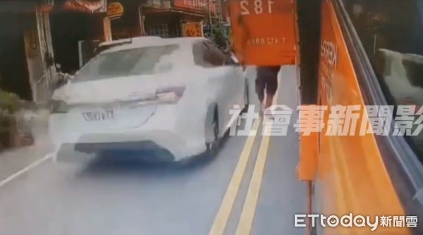 ▲▼台中燒烤店前發生貨車司機開車門，對向車輛撞上車門後又碰撞司機。（圖／翻攝《爆廢公社二館》）