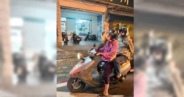 女網友分享1張阿嬤騎著「凸出大燈」機車的照片，卻因打馬賽克的位置而讓留言區歪樓。（圖／翻攝自臉書／路上觀察學院）