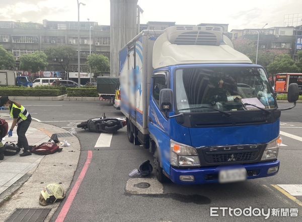 ▲▼新北小貨車撞機車！女騎士卡車底命危　警消急救援             。（圖／記者戴上容翻攝）