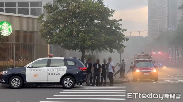 ▲高雄三民區一家燒肉店火警悶燒，一名員工送醫             。（圖／記者吳奕靖翻攝）