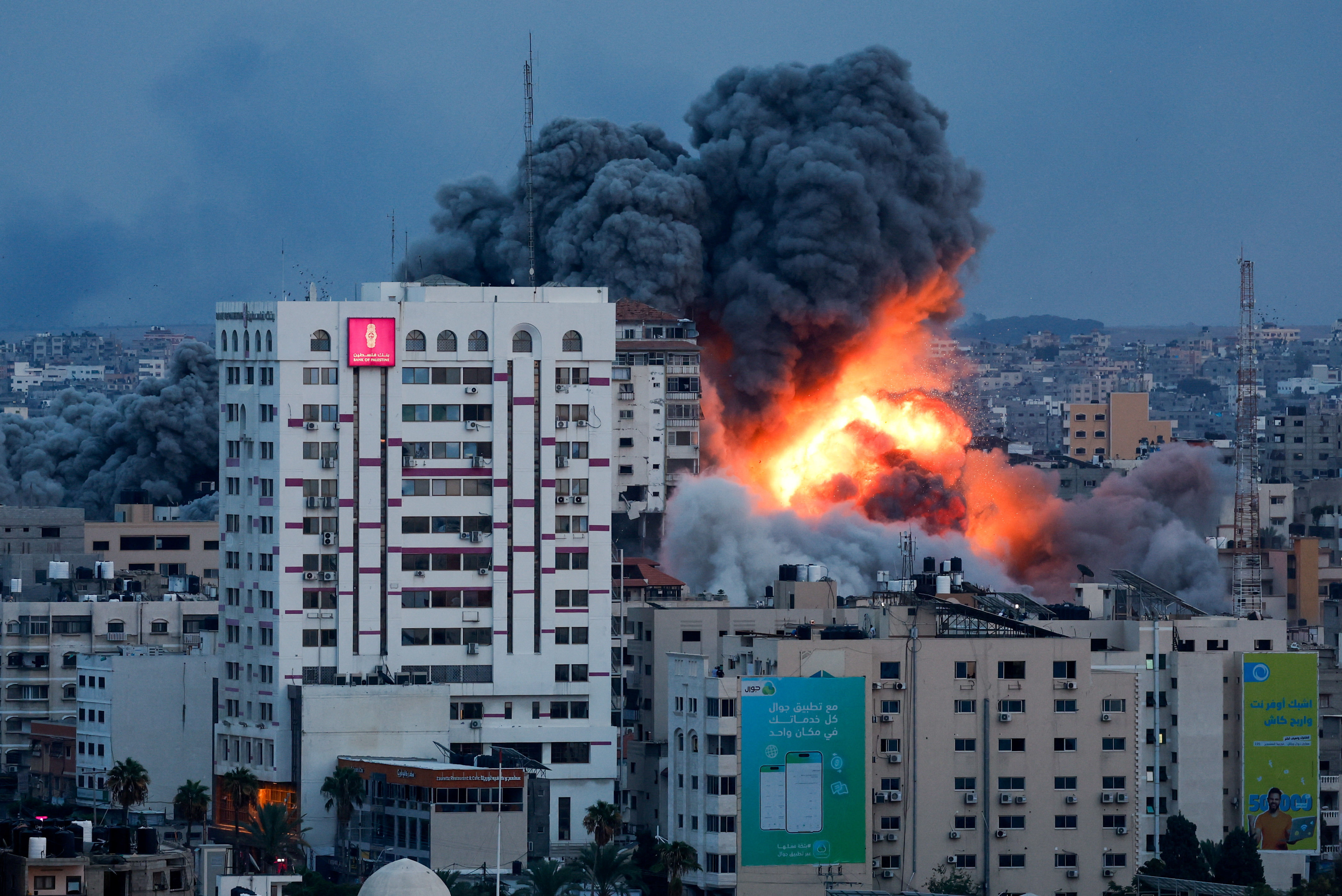 ▲▼加薩走廊加薩市（Gaza City）遭以色列砲擊。（圖／路透）