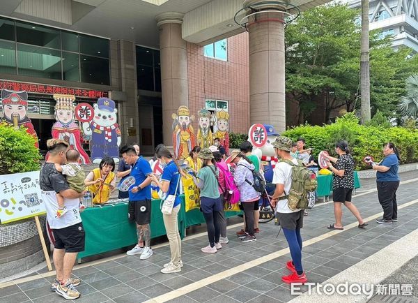 ▲▼  警察大白熊及打詐嘉市隊恭迎打詐神隊友「白沙屯媽祖」  。（圖／嘉義市警局提供）