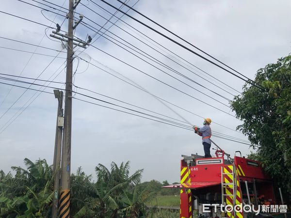 ▲台南市消防局第三、第六大隊出動消防人車協助台電清洗鹽塵造成供電異常之礙子清洗作業。（圖／記者林東良翻攝，下同）