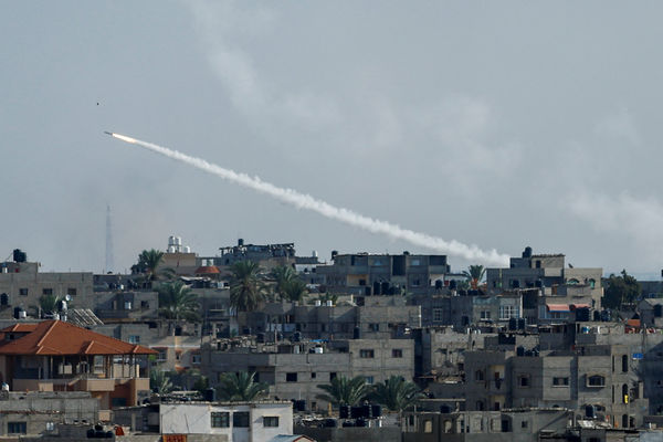 ▲一枚火箭彈從加薩向以色列發射。（圖／路透）
