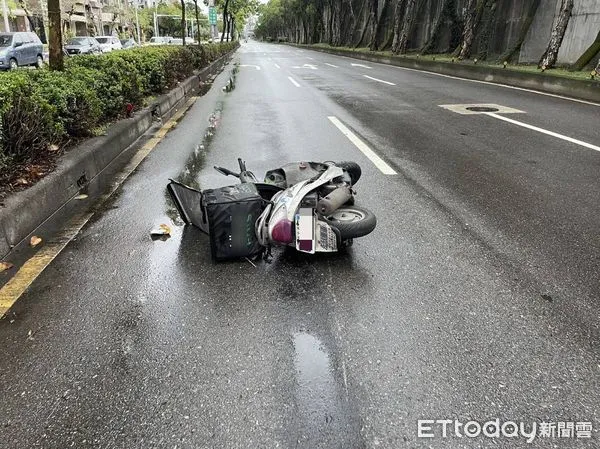 ▲▼     明水路外送員自摔        。（圖／記者張君豪翻攝）