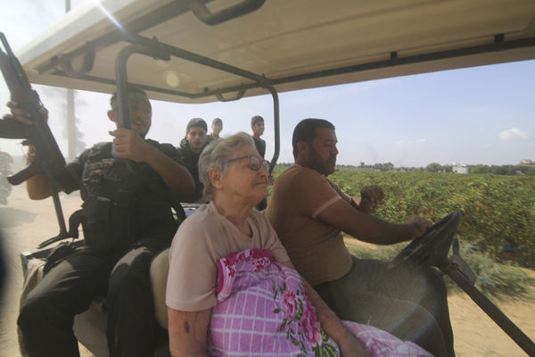 ▲▼巴勒斯坦人將一名被俘的以色列老年婦女（中）押至加薩地區。（圖／達志影像／美聯社）