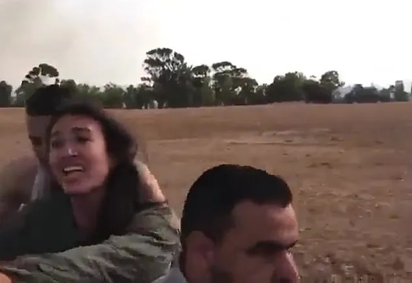 ▲▼以色列25歲女大生阿迦曼妮（Noa Argamani）被綁架的影片在網路社群廣為流傳。（圖／翻攝自X）