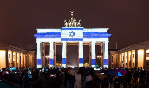 ▲▼德國知名地標布蘭登堡大門外牆投射以色列國旗，以示聲援。（圖／翻攝自X／@Bundeskanzler）