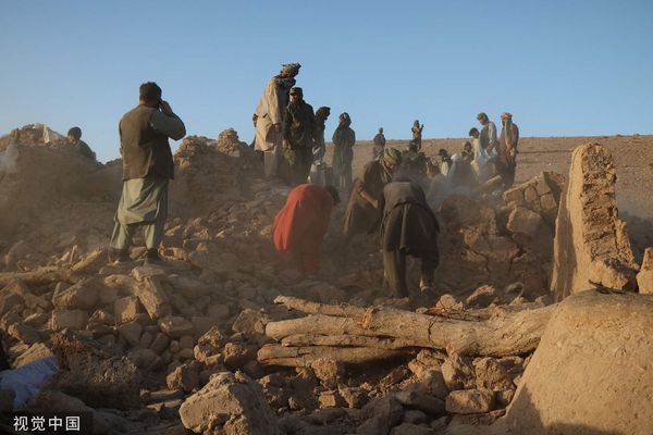 ▲▼阿富汗赫拉特省7日發生6.3強震，居民正在清理受損房屋的殘骸。（圖／CFP）