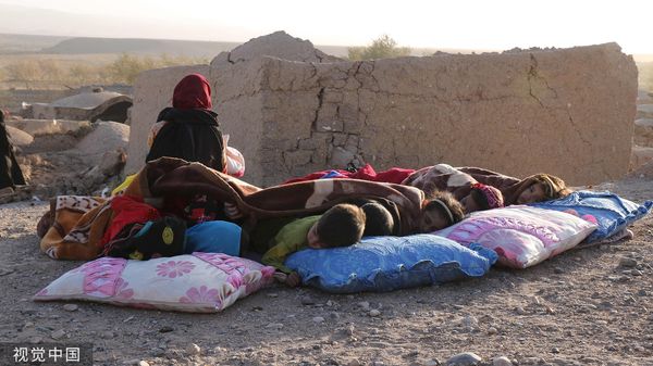 ▲▼阿富汗赫拉特省7日發生6.3強震，孩子們在受損房屋旁蓋著毯子休息。（圖／CFP）