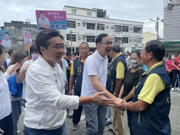 ▲朱立倫陪同曹桓榮岡山後協代天府上香祈福。（圖／國民黨提供）