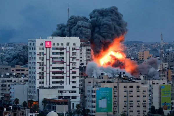 ▲▼加薩走廊加薩市（Gaza City）遭以色列砲擊。（圖／路透）