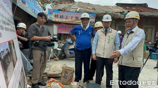 ▲台南市勞工局做工行善團，修繕腳步不因國慶連假而停歇，市長黃偉哲特地到南區關懷案家並慰勞辛苦的志工。（圖／記者林東良翻攝，下同）