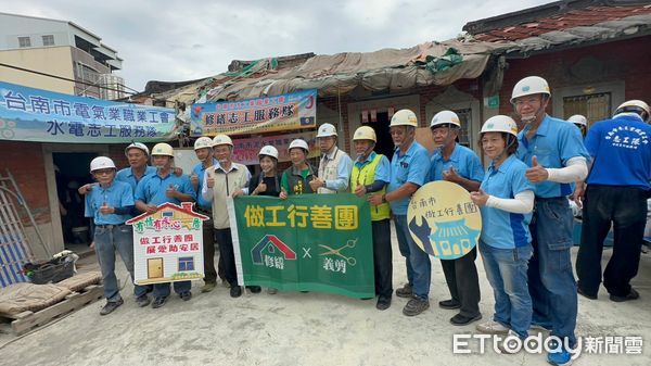 ▲台南市勞工局做工行善團，修繕腳步不因國慶連假而停歇，市長黃偉哲特地到南區關懷案家並慰勞辛苦的志工。（圖／記者林東良翻攝，下同）