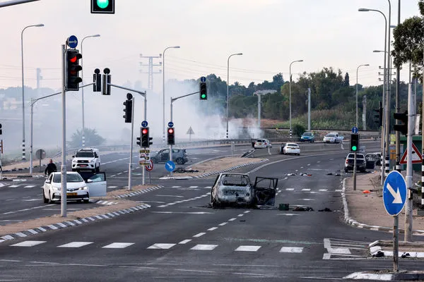 ▲▼以色列南部斯德洛特（Sderot）地區遭受巴勒斯坦激進組織「哈瑪斯」（Hamas）武裝分子襲擊。（圖／路透）