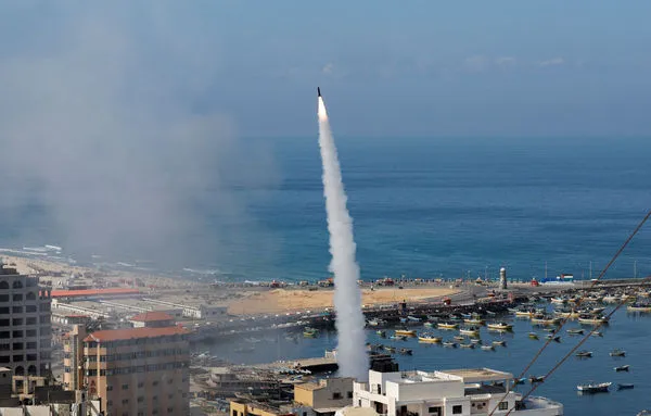 ▲ 從加薩發射的火箭彈射向以色列。（圖／路透）