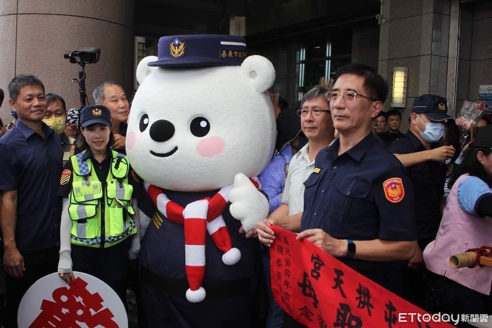 警察局長親帶隊攜手大白熊　喜迎「白沙屯媽祖」宣導反詐騙　　 | ETto