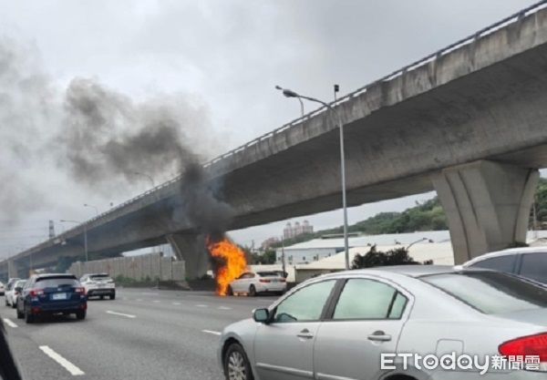 ▲BMW國道1號火燒車，火勢猛烈濃煙竄升。（圖／記者楊熾興翻攝）