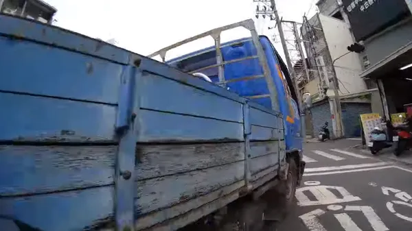 ▲台南市安南區安南路一段52巷口，發生貨車右切，造成騎士煞車閃避不及而撞上，造成騎士受傷。（翻攝自地圖型行車影像分享平台、記者林東良翻攝） 