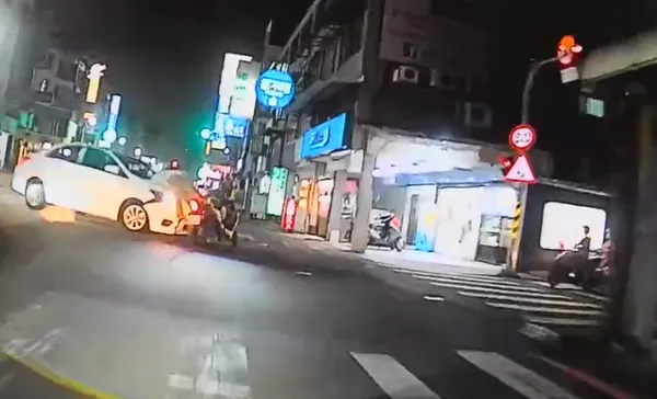 ▲台南市南區大同路二段與榮譽街口，有1名騎士行駛至該處，與1部左轉車發生碰撞，騎士整個人飛撲到肇事車前擋風玻璃上。（翻攝自地圖型行車影像分享平台、林東良翻攝）