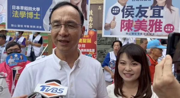 ▲朱立倫今下午到高雄陪同第六選區立委參選人陳美雅到鼓壽宮參香。（圖／國民黨提供）