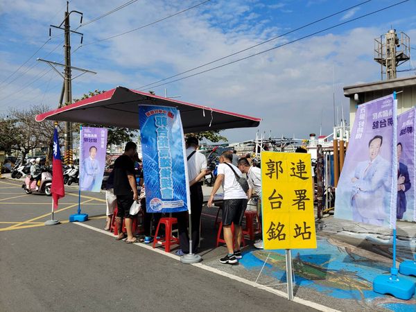 ▲▼郭台銘拚連署！雙十連假高雄新達港大批遊客連署支持。（圖／郭台銘高雄後援會提供）