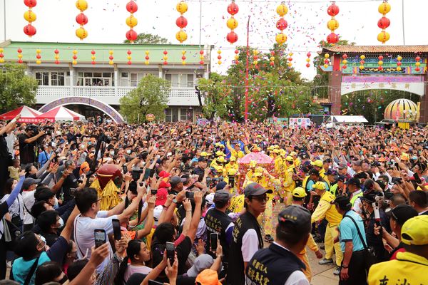 ▲▼白沙屯媽祖百年第一次！駐駕新港奉天宮「世紀相會」萬人跪鑽轎腳。（圖／嘉義縣政府）