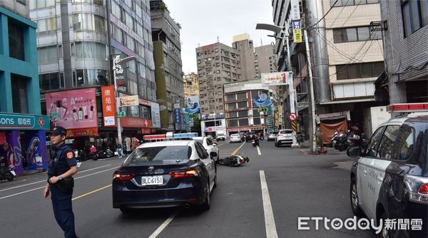 ▲▼▲高雄阿伯騎機車穿越無號誌路口，疑肇事卻不停車就離去。（圖／記者吳奕靖翻攝）