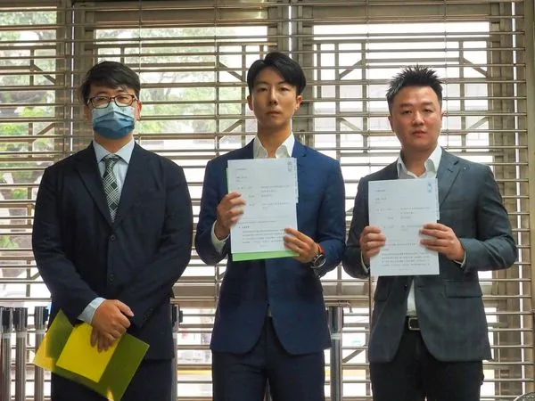 ▲▼民進黨立委參選人吳崢、時事評論員李正皓赴台灣高等檢察署，遞狀告發馬文君涉嫌違反刑法外患章節第109條2項洩漏國防秘密予外國罪嫌。（圖／翻攝李正皓臉書）