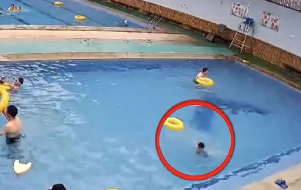 ▲▼ 游泳圈側翻！7歲男童跌落水溺亡　10分鐘無人發現掀論戰 。（圖／翻攝自秒拍）