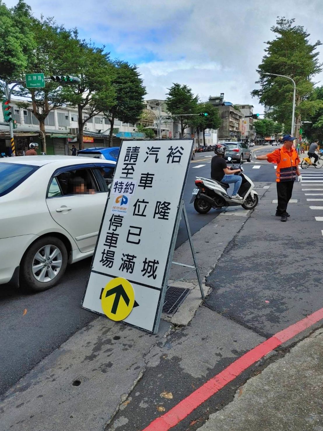 ▲大眾運輸接駁紓解車潮 新店裕隆城接駁加車增班。（圖／新北市交通局提供）