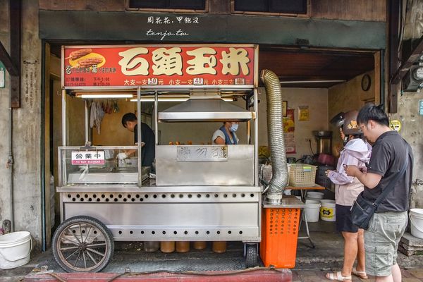 ▲▼名列泰山三大美食碳烤石頭玉米。（圖／部落客周花花提供）