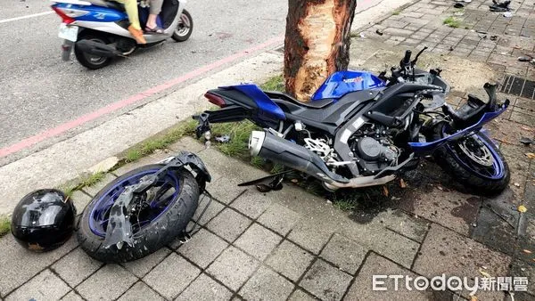 ▲郭男騎車行經淡水中正東路二段，不慎自撞路樹身亡。（圖／記者陸運陞翻攝）