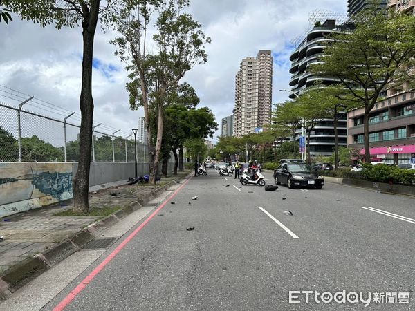 ▲郭男騎車行經淡水中正東路二段，不慎自撞路樹身亡。（圖／記者陸運陞翻攝）