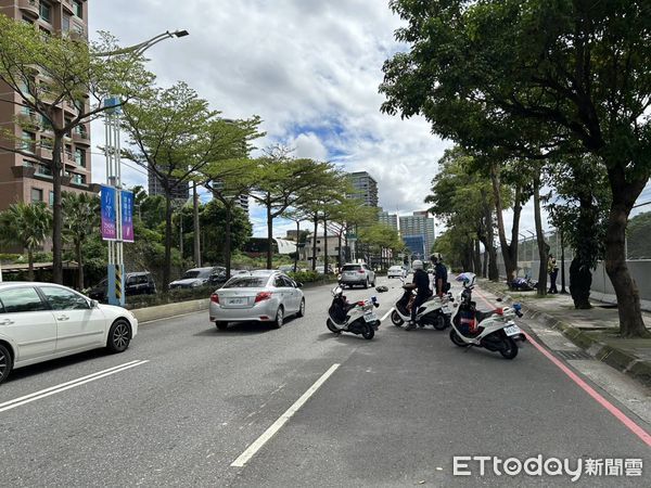 ▲郭男騎車行經淡水中正東路二段，不慎自撞路樹身亡。（圖／記者陸運陞翻攝）