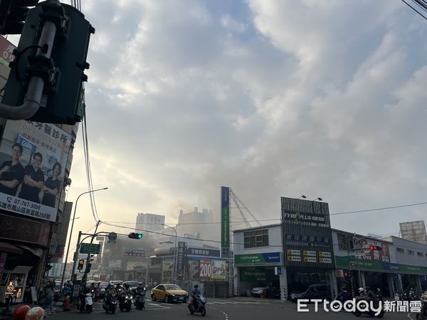 ▲▼鳳山家樂福旁的水族寵物店發生火警。（圖／記者許宥孺翻攝）