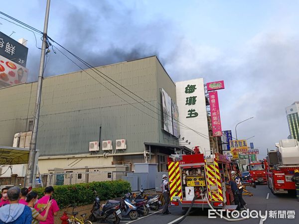 ▲▼鳳山家樂福旁的水族寵物店發生火警。（圖／記者許宥孺翻攝）