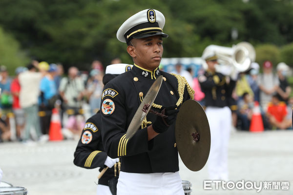 ▲▼國慶大會學生樂旗交流演出，海軍軍官學校鼓號樂隊。（圖／記者李毓康攝）