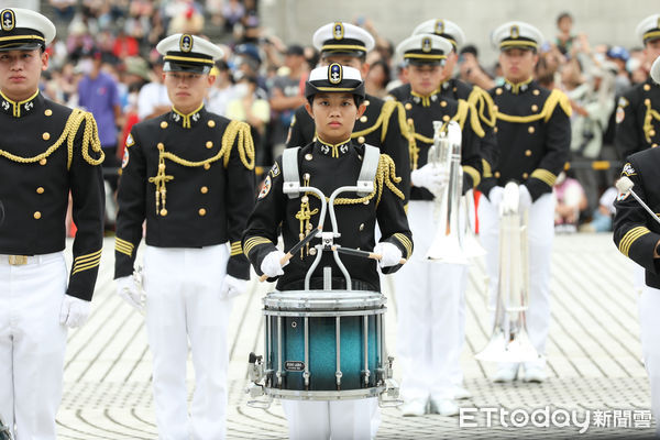 ▲▼國慶大會學生樂旗交流演出，海軍軍官學校鼓號樂隊。（圖／記者李毓康攝）