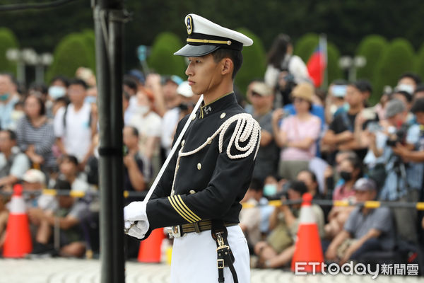 ▲▼國慶大會學生樂旗交流演出，海軍軍官學校鼓號樂隊。（圖／記者李毓康攝）