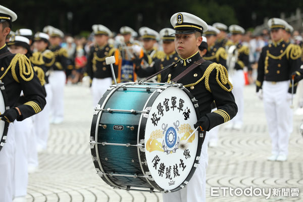 ▲▼國慶大會學生樂旗交流演出，海軍軍官學校鼓號樂隊。（圖／記者李毓康攝）