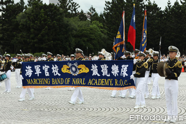 ▲▼國慶大會學生樂旗交流演出，海軍軍官學校鼓號樂隊。（圖／記者李毓康攝）