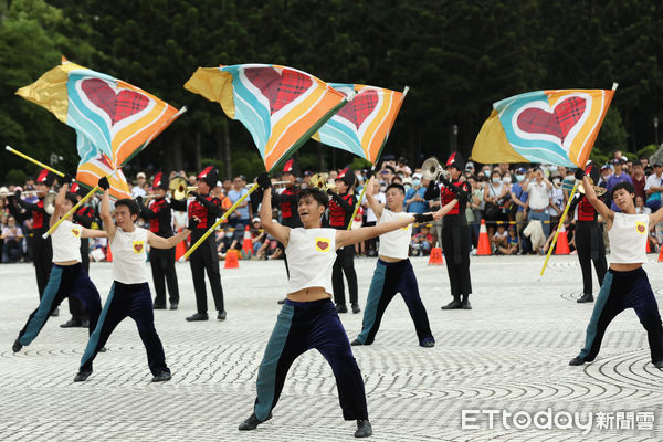 ▲▼國慶大會學生樂旗交流演出，建國中學樂旗聯隊。（圖／記者李毓康攝）