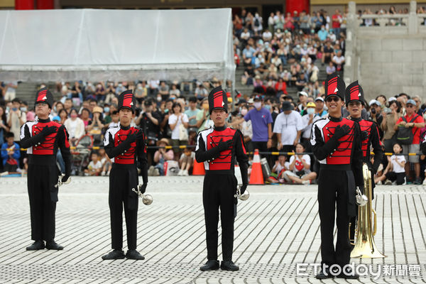 ▲▼國慶大會學生樂旗交流演出，建國中學樂旗聯隊。（圖／記者李毓康攝）