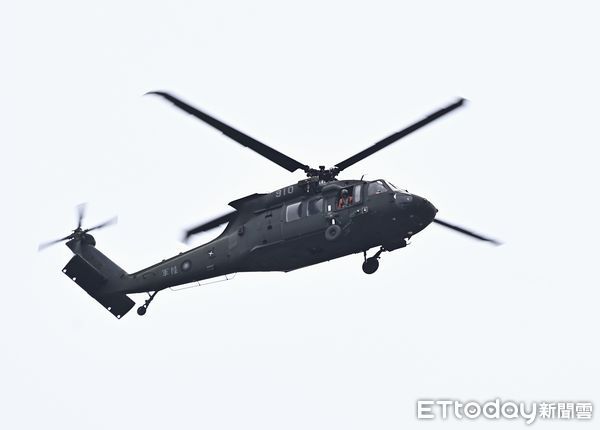 ▲民國112年雙十國慶大典主題表演，擔任天觀機任務的UH-60M黑鷹直升機飛過總統府上空。（圖／記者李毓康攝）
