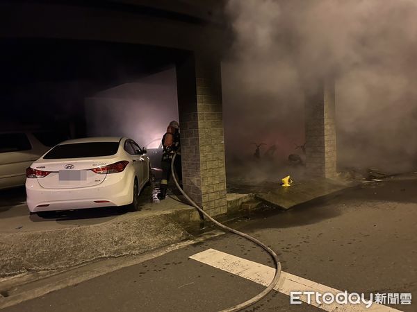 ▲▼竹南山佳里一處新加坡式民宅10日凌晨發生火警，燒毀一樓停車場內2輛汽車及7機車，沒有人員傷亡。（圖／記者蔡文淵翻攝）